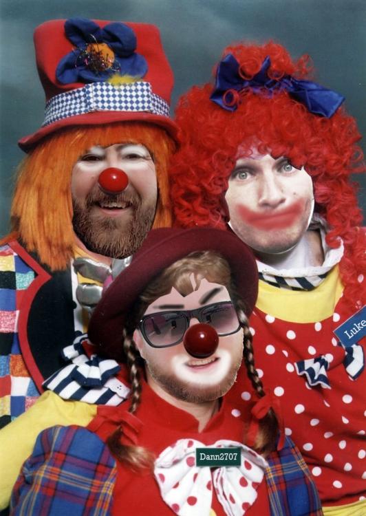 clowns.thumb.jpg.2d36fa748099fe02a553dc2fbc35e78f.jpg